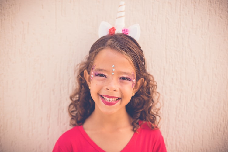 Applying and removing the Unicorn face paint made with Face and Body Paint kit